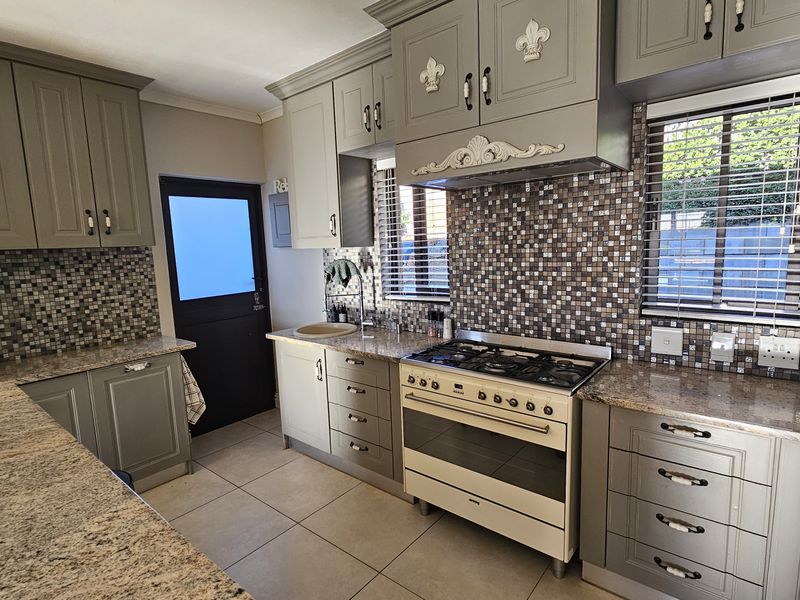LARGE HOUSE WITH SPACIOUS FLAT - Photo 9