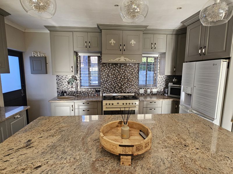 LARGE HOUSE WITH SPACIOUS FLAT - Photo 8