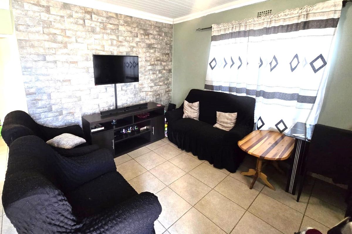House For Sale In Paarl - Photo 2