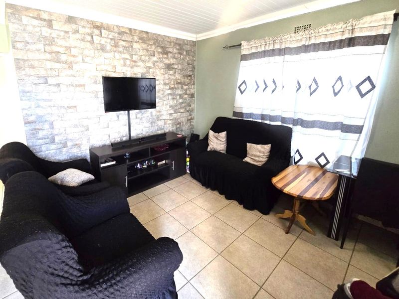 House For Sale In Paarl - Photo 2