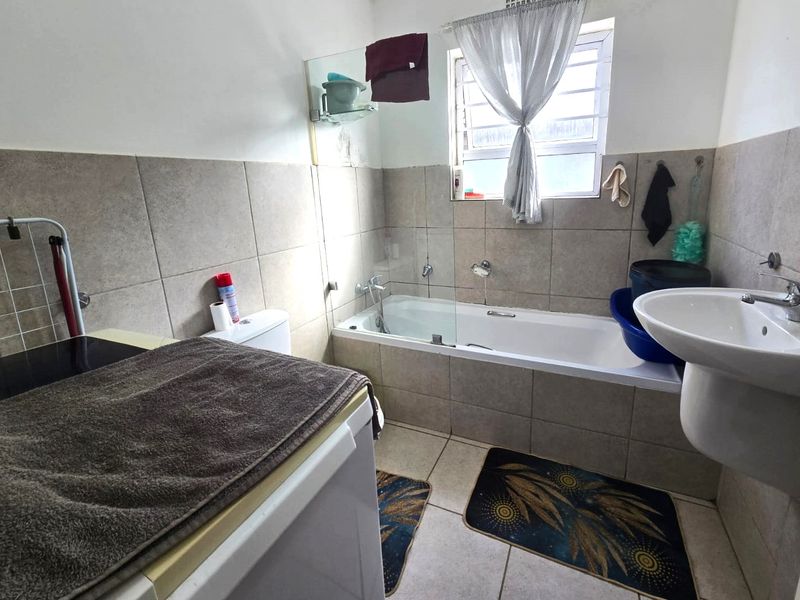 House For Sale In Paarl - Photo 10