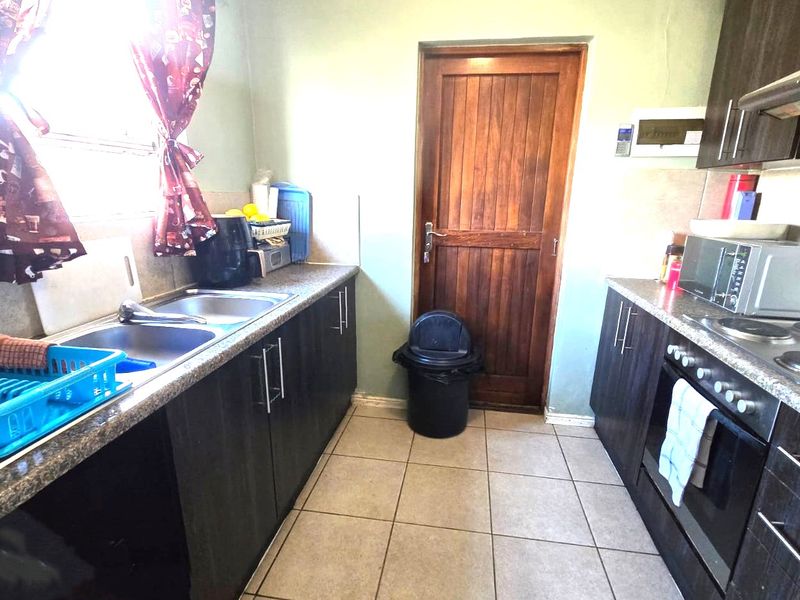 House For Sale In Paarl - Photo 9