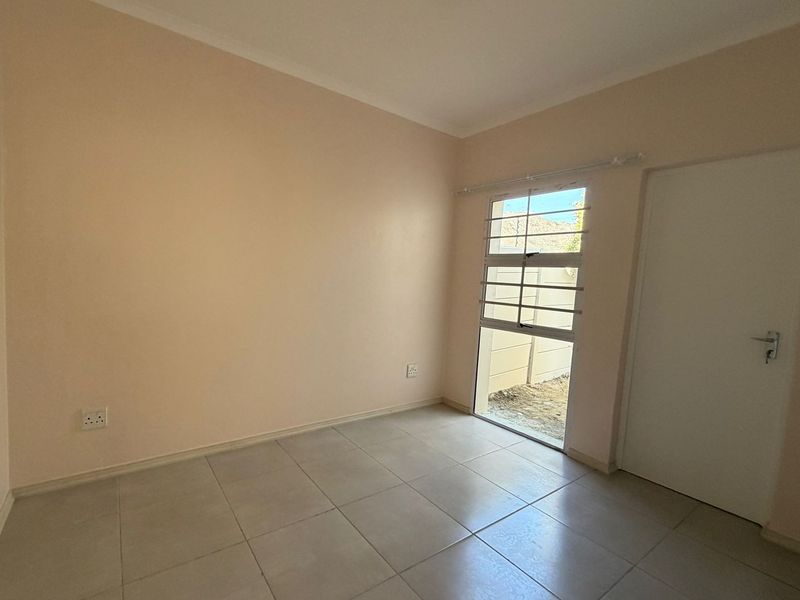 Townhouse Rental Monthly In Gordons Bay - Photo 10