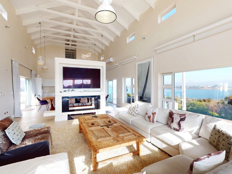 Sophisticated Coastal Living : A Masterpiece in Benguela Cove - Photo 9