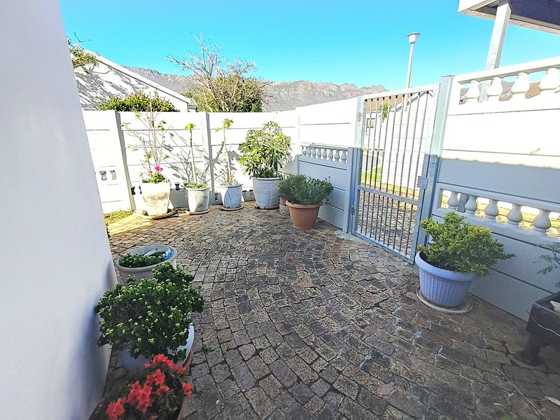Secure 3-Bedroom Home with Private Garden in Country Mews - Photo 10