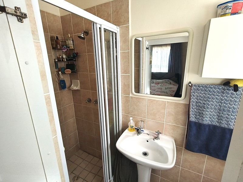 Secure 3-Bedroom Home with Private Garden in Country Mews - Photo 8