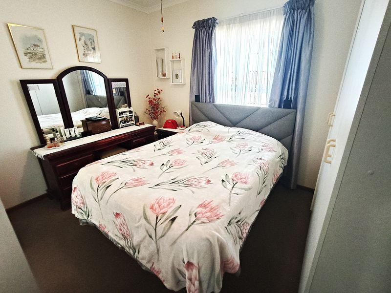 Secure 3-Bedroom Home with Private Garden in Country Mews - Photo 4