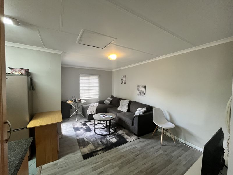 Spacious 1-Bedroom Cottage with Garden - Photo 3