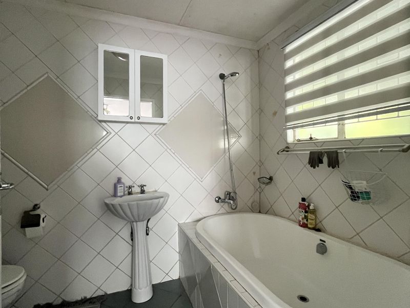 Spacious 1-Bedroom Cottage with Garden - Photo 10