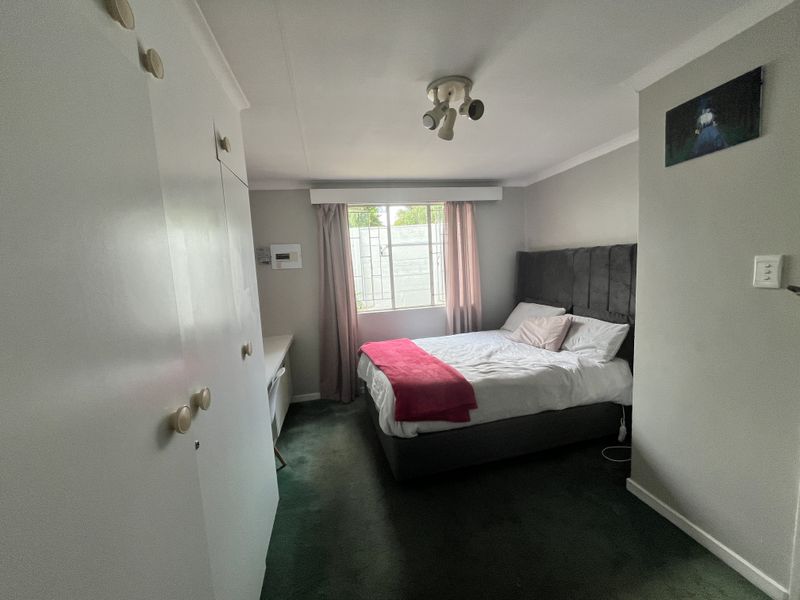 Spacious 1-Bedroom Cottage with Garden - Photo 8
