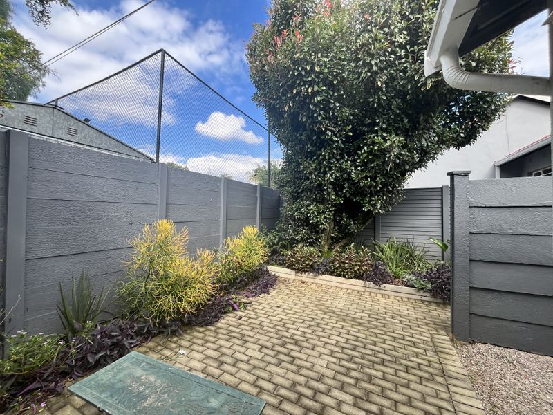 Spacious 1-Bedroom Cottage with Garden - Photo 2