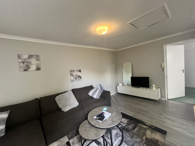 Spacious 1-Bedroom Cottage with Garden - Photo 4