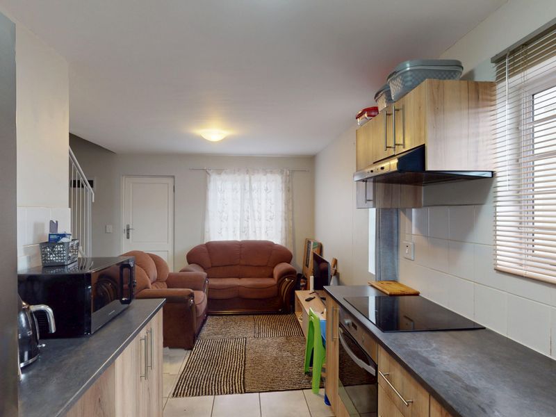 Charming 2-Bedroom Duplex with Table Mountain Views in Rivergate - Photo 10