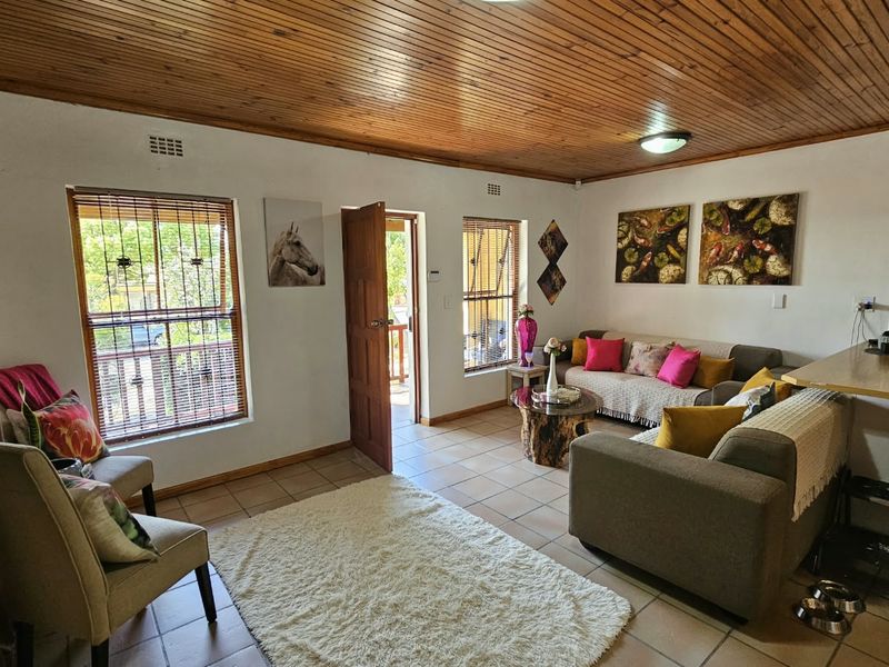 COSY HOME IN POPULAR NEIGHBOURHOOD - Photo 2