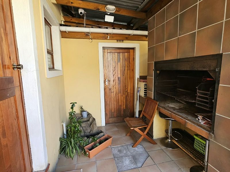 COSY HOME IN POPULAR NEIGHBOURHOOD - Photo 5