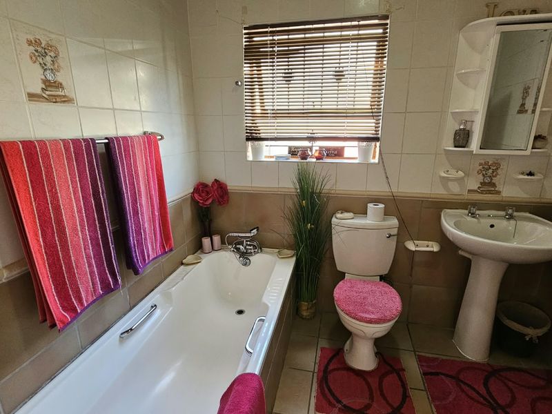 COSY HOME IN POPULAR NEIGHBOURHOOD - Photo 4