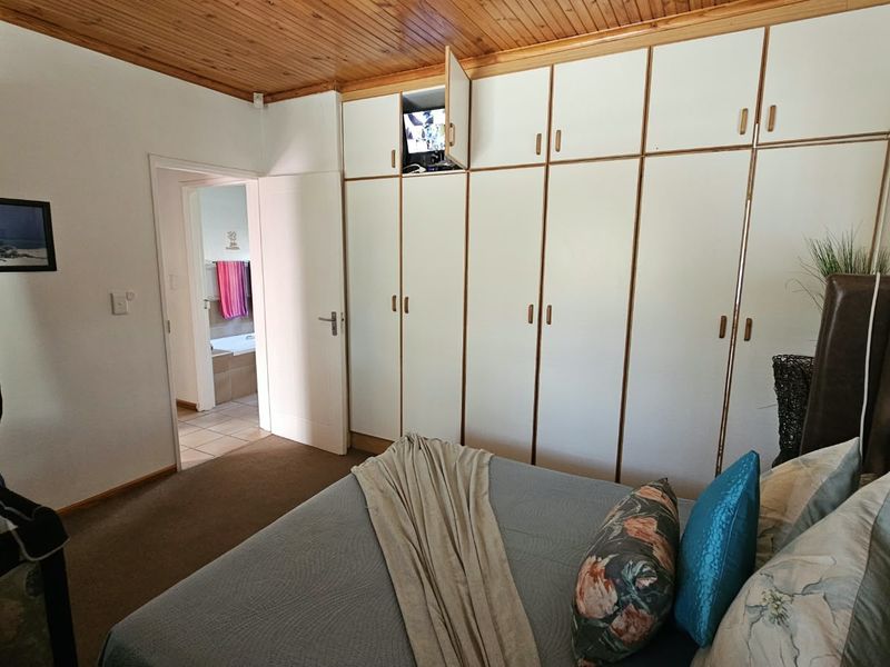 COSY HOME IN POPULAR NEIGHBOURHOOD - Photo 10