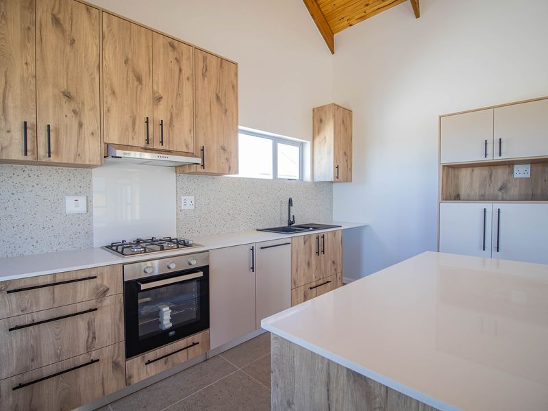 Coastal Elegance Meets Timeless Comfort - Photo 2