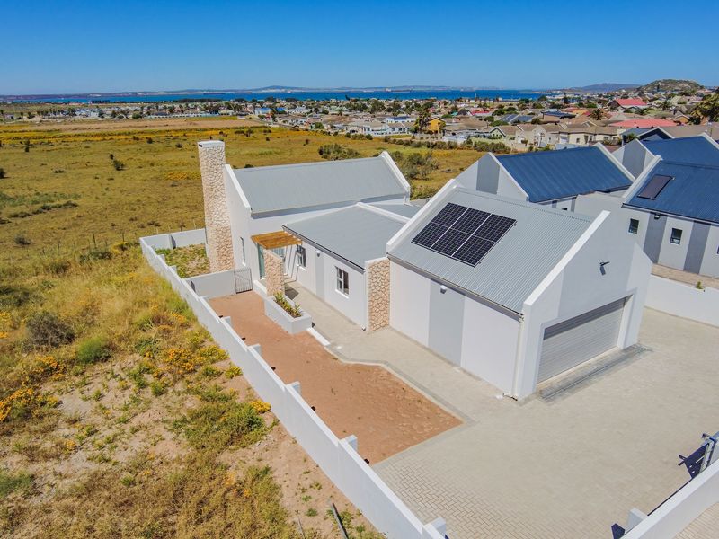 Coastal Elegance Meets Timeless Comfort - Photo 6