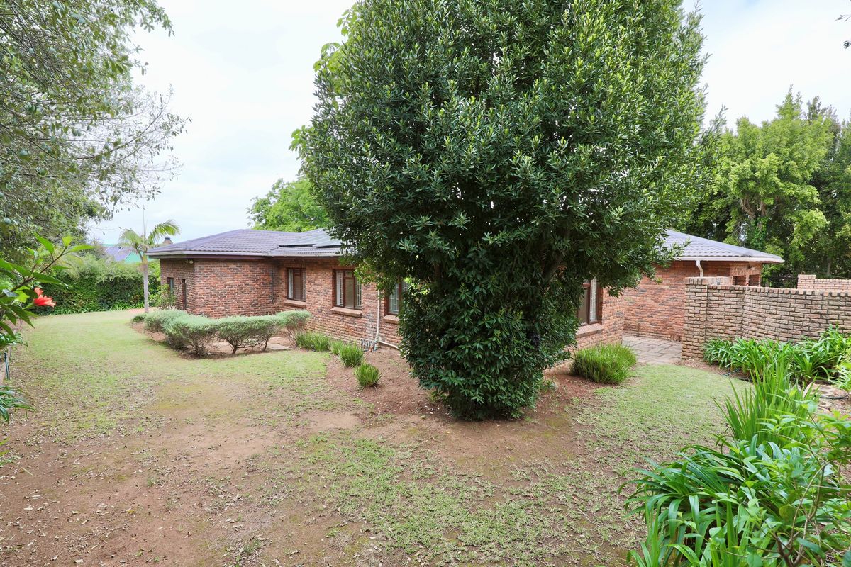 4 Bedroom Home To Let in Somerset West - Photo 2