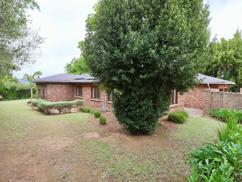 4 Bedroom Home To Let in Somerset West - Photo 2