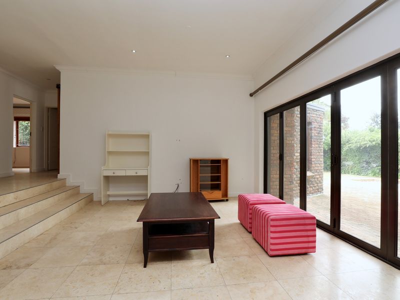 4 Bedroom Home To Let in Somerset West - Photo 8
