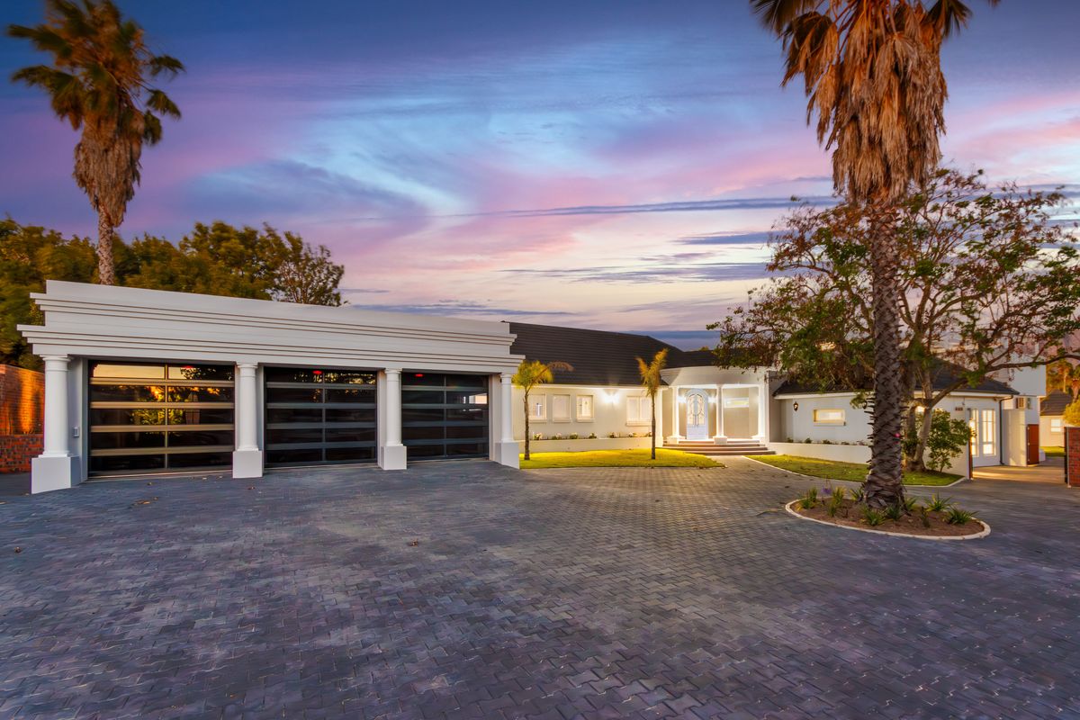 Scale and sophistication in an exquisite setting - Photo 2