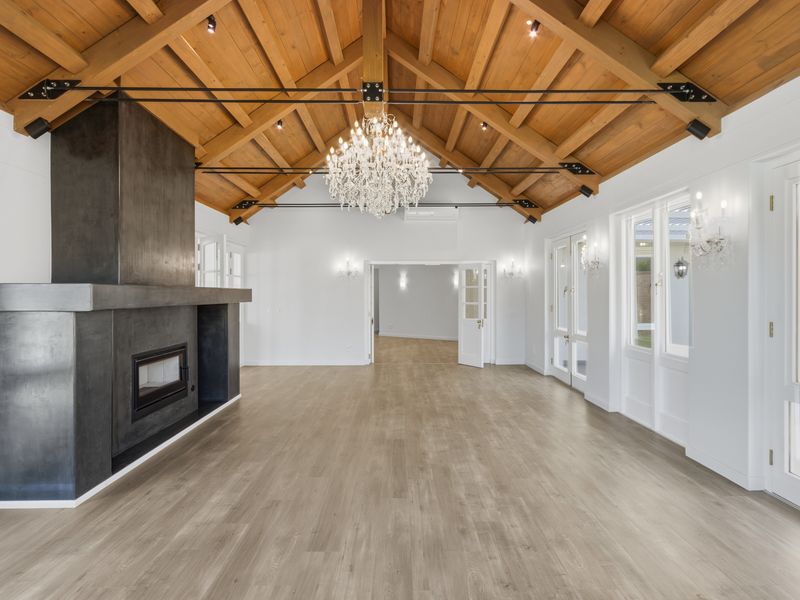 Scale and sophistication in an exquisite setting - Photo 10