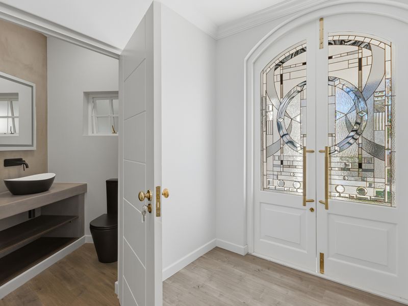 Scale and sophistication in an exquisite setting - Photo 9