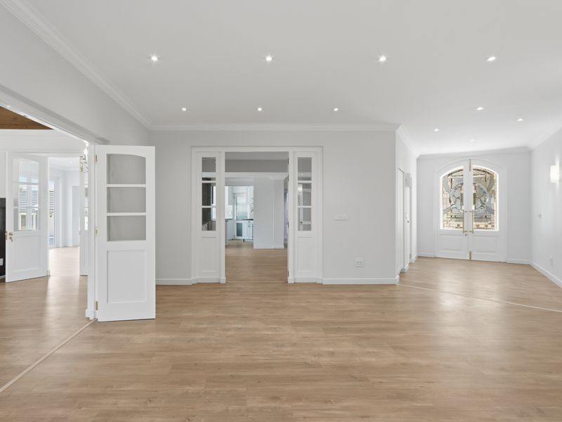 Scale and sophistication in an exquisite setting - Photo 8