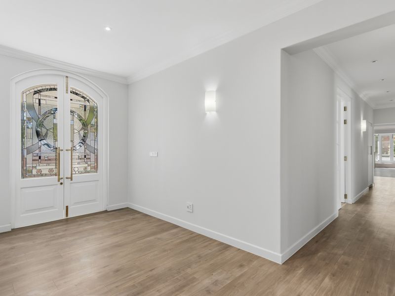 Scale and sophistication in an exquisite setting - Photo 7