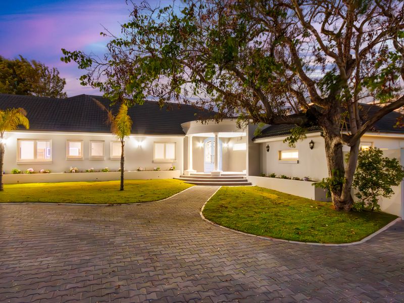 Scale and sophistication in an exquisite setting - Photo 6