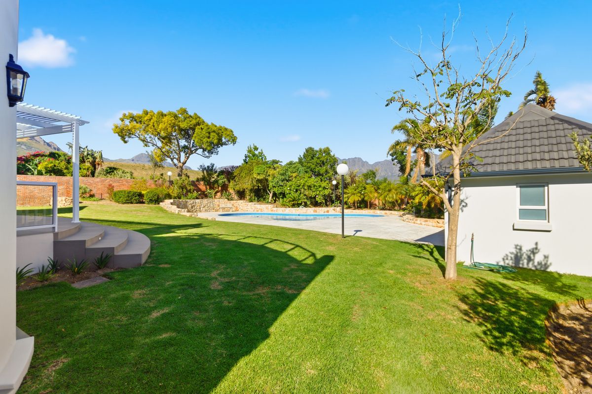 Scale and sophistication in an exquisite setting - Photo 3