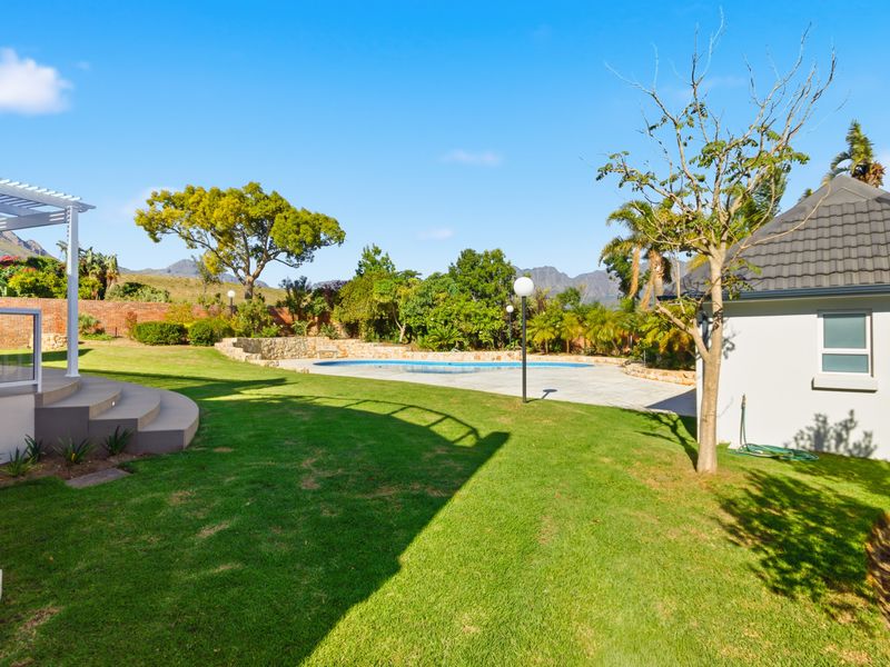 Scale and sophistication in an exquisite setting - Photo 3