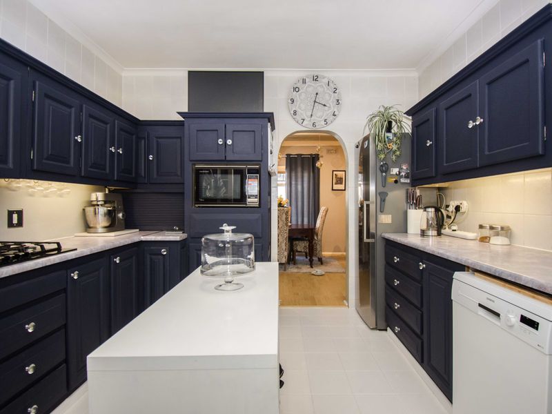 A comfortable, well-located family home offering space, flexibility and lifestyle - Photo 6