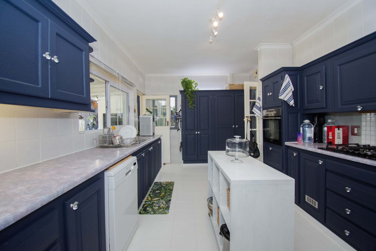 A comfortable, well-located family home offering space, flexibility and lifestyle - Photo 5