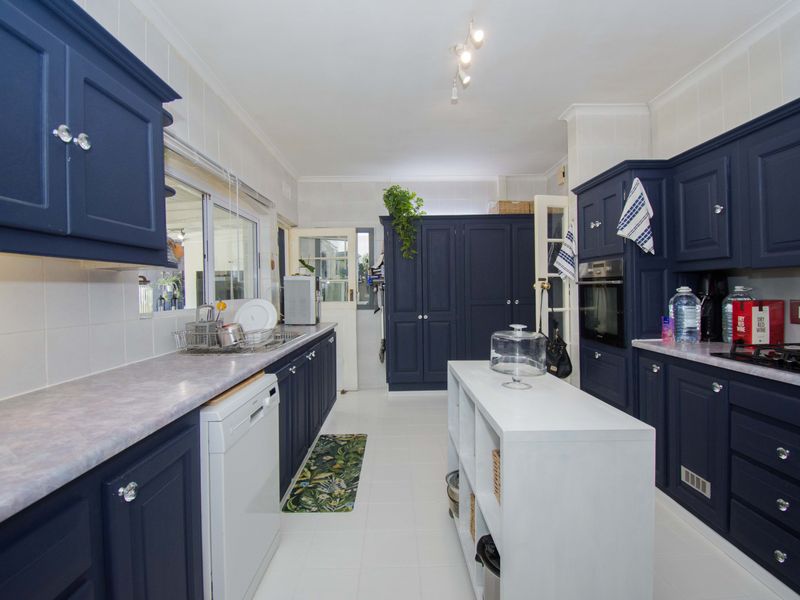 A comfortable, well-located family home offering space, flexibility and lifestyle - Photo 5