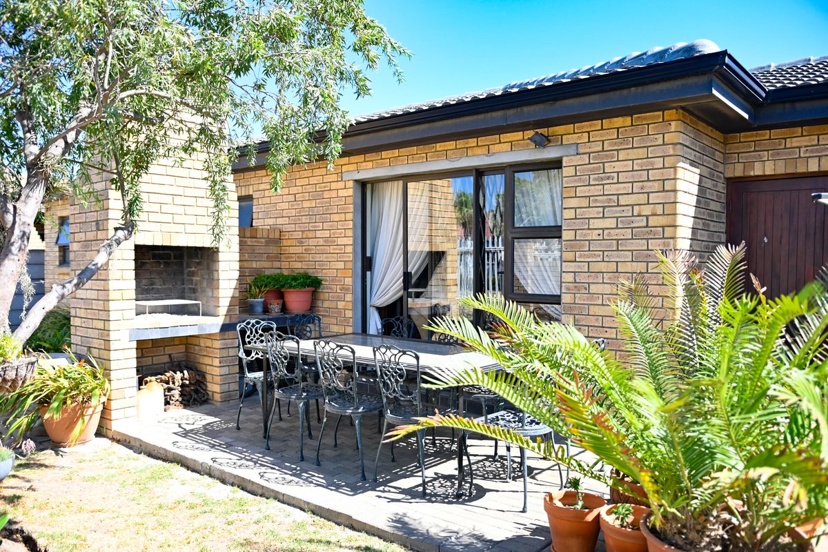 Beautifully Maintained 3 Bedroom Home For Sale In Fairview Golf Estate - Photo 3