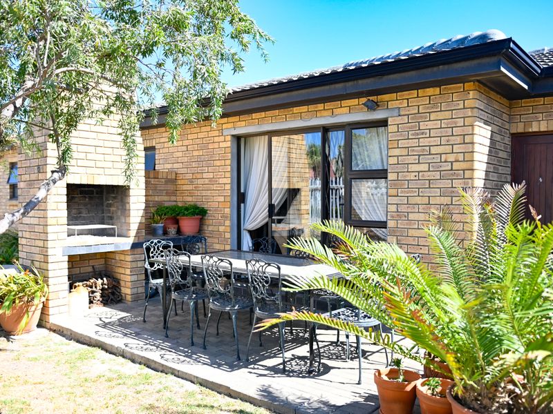 Beautifully Maintained 3 Bedroom Home For Sale In Fairview Golf Estate - Photo 3