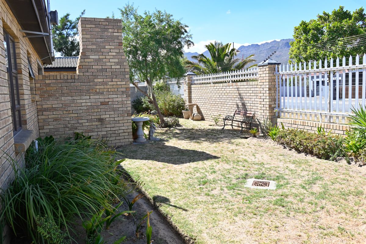 Beautifully Maintained 3 Bedroom Home For Sale In Fairview Golf Estate - Photo 4