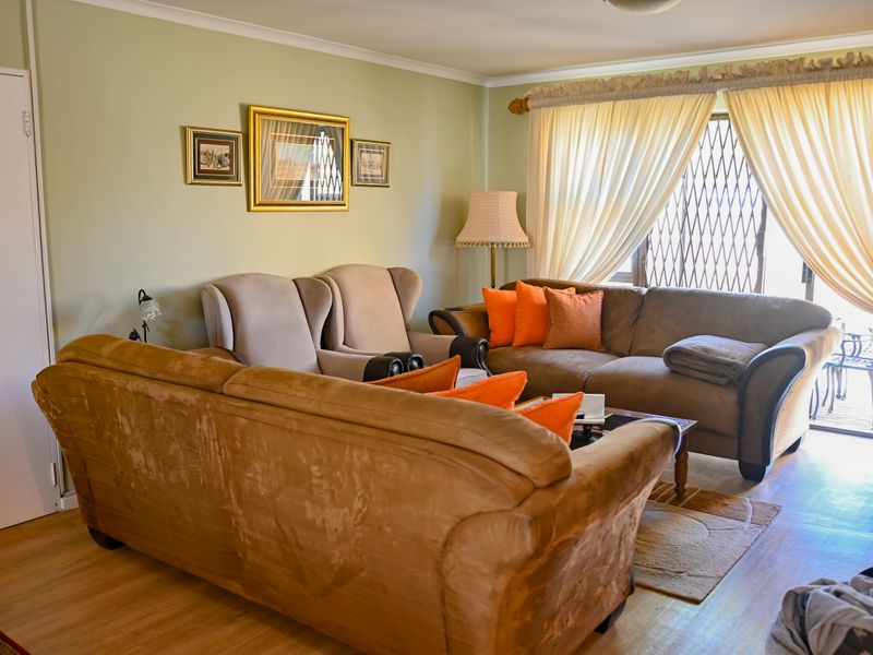 Beautifully Maintained 3 Bedroom Home For Sale In Fairview Golf Estate - Photo 10