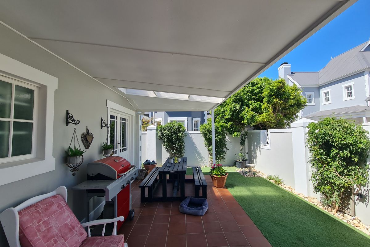 Beautiful Victorian Family Home in sought after Village Green, Greenways Golf Estate - Photo 3