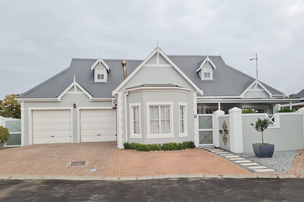 Beautiful Victorian Family Home in sought after Village Green, Greenways Golf Estate - Photo 2
