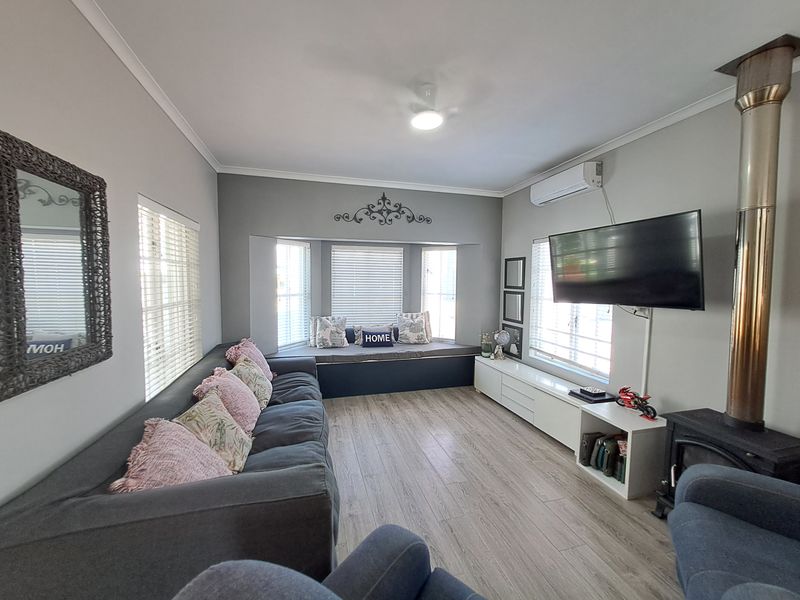 Beautiful Victorian Family Home in sought after Village Green, Greenways Golf Estate - Photo 6