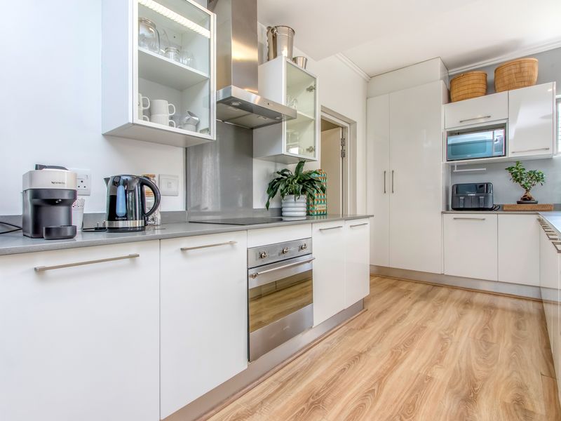 Large 3 bedroom family home - Photo 9