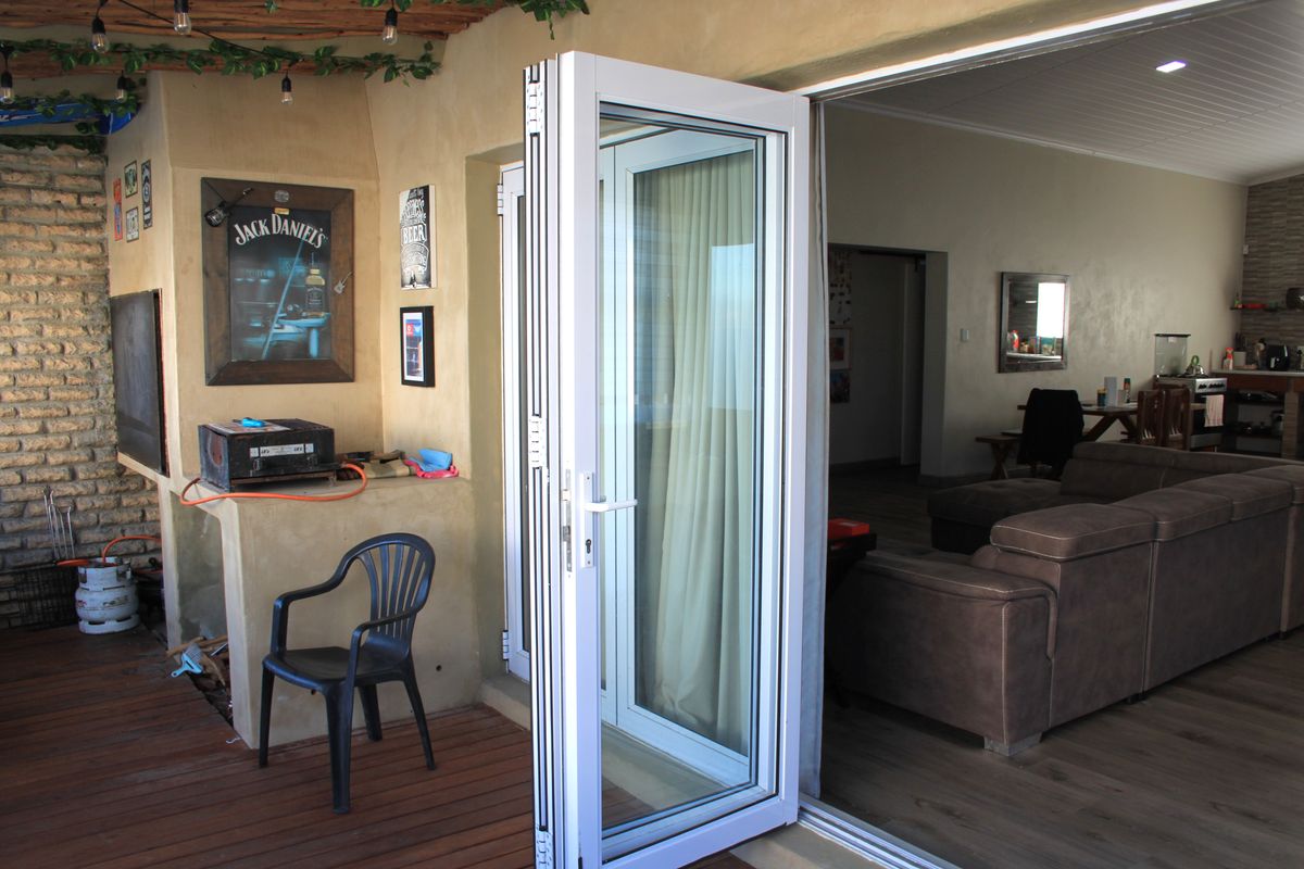 Modern 4-Bedroom Home with Entertainment Area & Off-Grid Power in Betty’s Bay - Photo 4