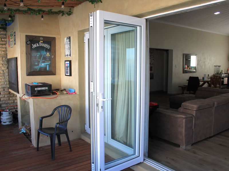 Modern 4-Bedroom Home with Entertainment Area & Off-Grid Power in Betty’s Bay - Photo 4