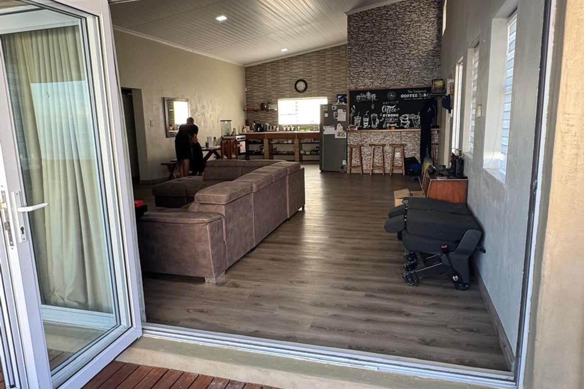 Modern 4-Bedroom Home with Entertainment Area & Off-Grid Power in Betty’s Bay - Photo 5