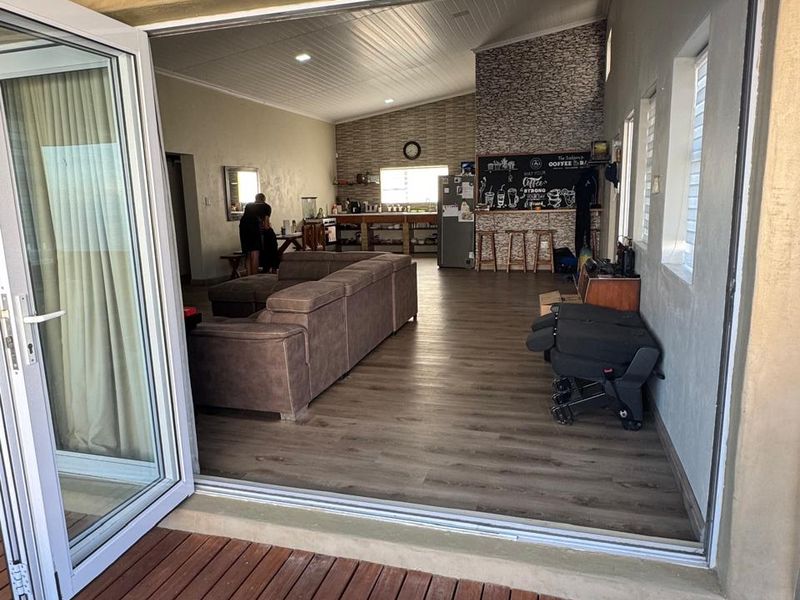 Modern 4-Bedroom Home with Entertainment Area & Off-Grid Power in Betty’s Bay - Photo 5