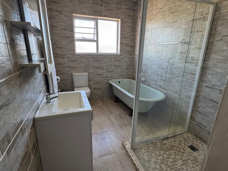 Modern 4-Bedroom Home with Entertainment Area & Off-Grid Power in Betty’s Bay - Photo 10